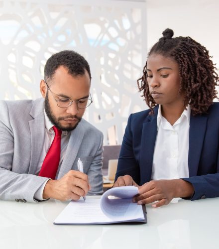 businessman-businesswoman-signing-contract (1)